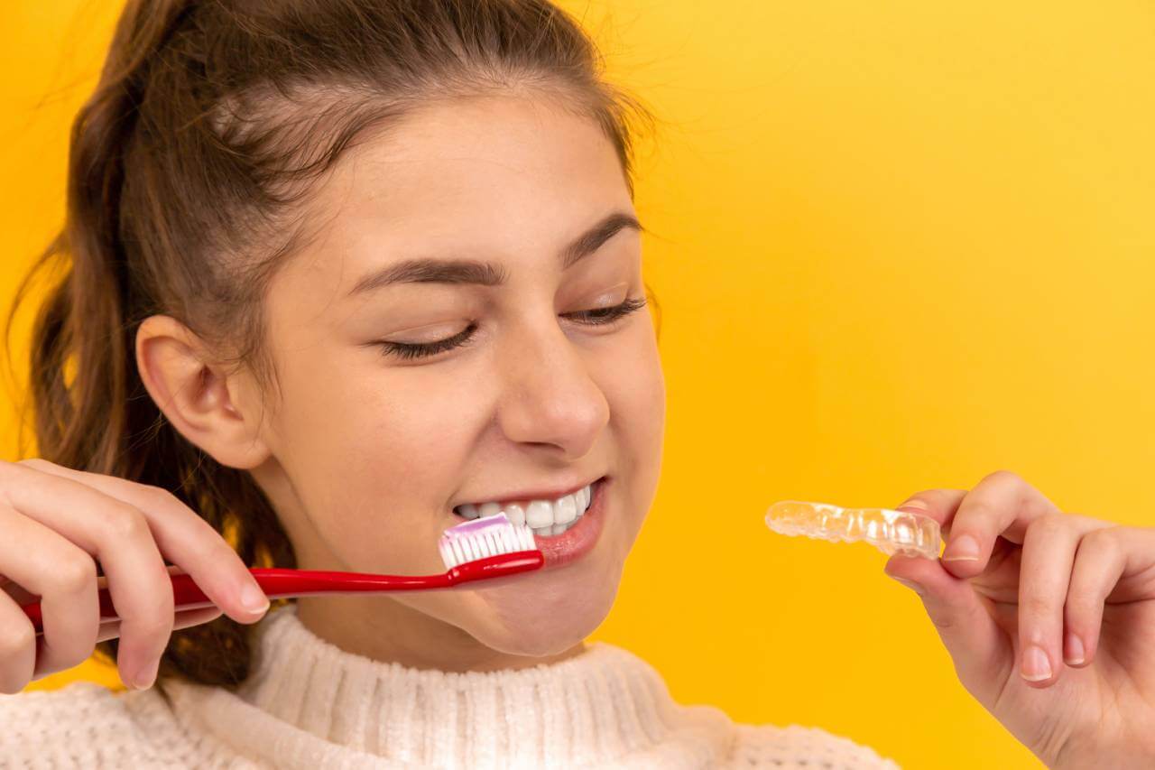 Wybielanie zębów w domu może przynieść efekty, ale tylko pod warunkiem, że będzie przeprowadzone w sposób bezpieczny i skuteczny.